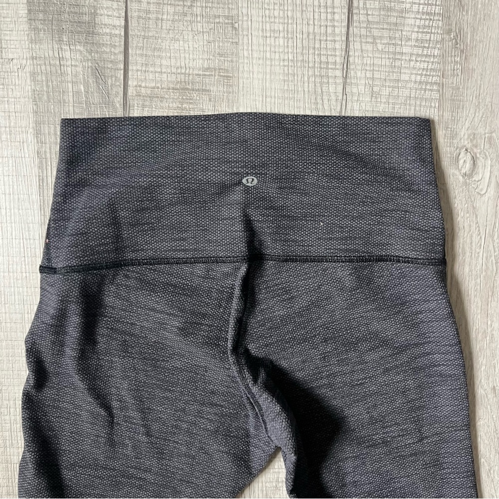 LULULEMON WUNDER UNDER Textured High Rise Tight Cropped Leggings Size 8 - Picture 5 of 12